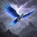 Bliksemvogel met blauwe vleugels boven een stormachtig berglandschap